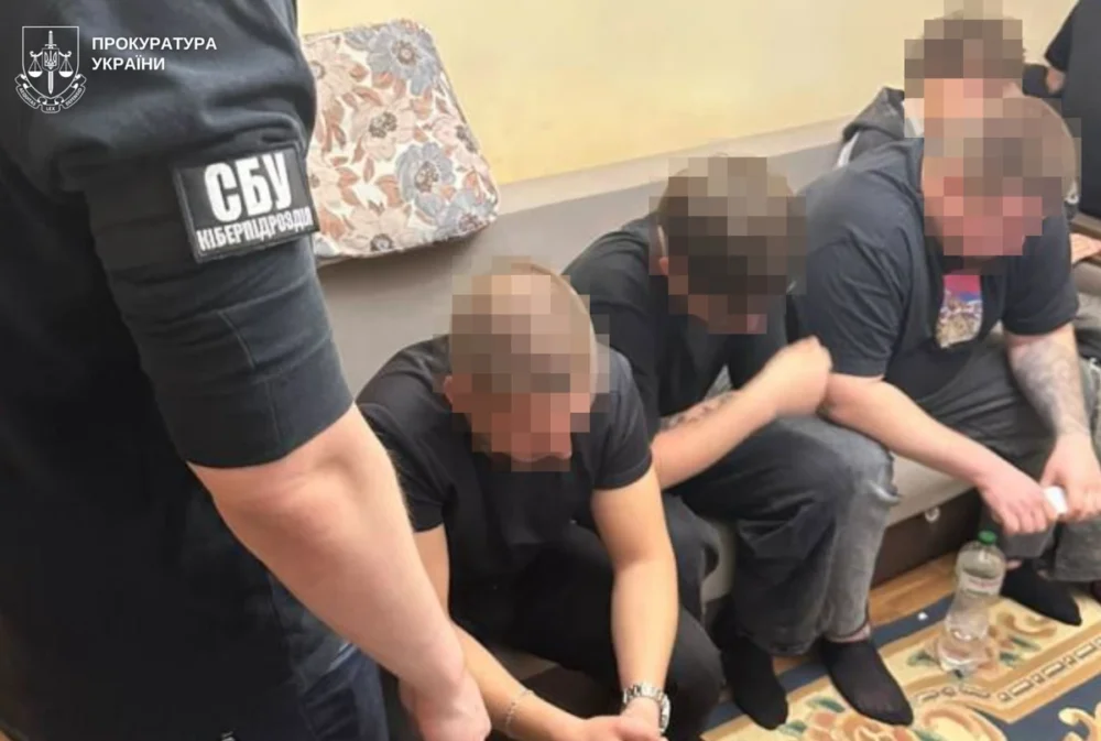 Замість побачення — порожній рахунок: як шахраї під виглядом жінок обдурили щонайменше 80 людей