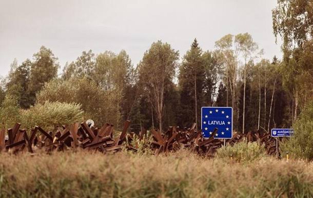 Озброєні люди в масках штурмують кордон НАТО: Білорусь влаштувала зухвалу провокацію проти військових Латвії