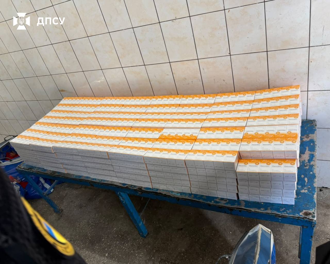 1400 упаковок у тайнику авто: через «Порубне» намагалися провезти партію вітамінів